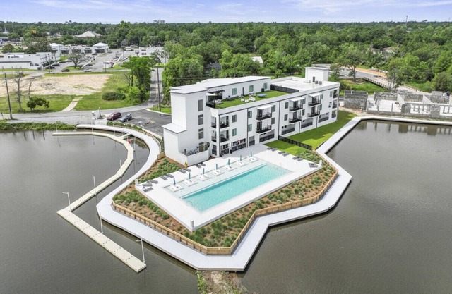 Brand New 2 Bedroom Condo-Luxurious Waterfront Pool-Sleeps 4