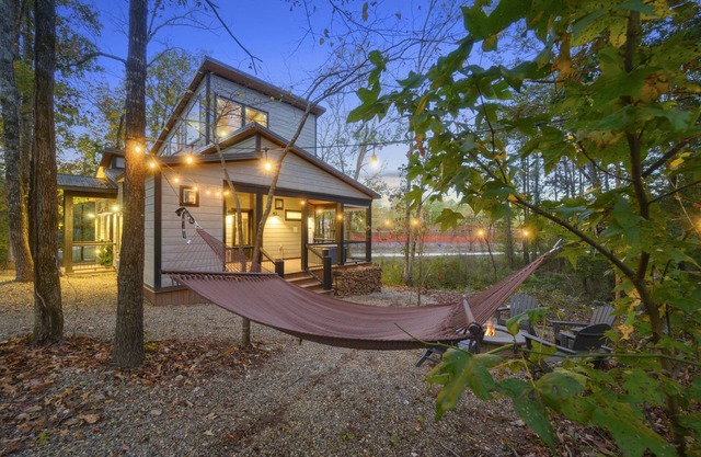 *Brand New! 2021 Built* Modern/Champagne Bliss Cabin-2bd 3bth-Sleeps 8 - Hot tub
