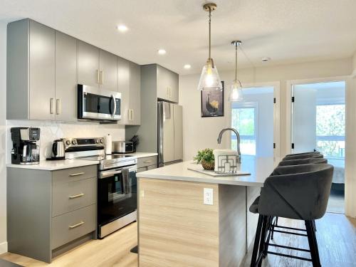 Brand New 2BR Condo with Outdoor Swimming Pool and Hot Tub