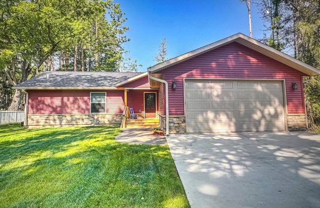 Brand New 3-bedroom cottage with WiFi and AC in enchanting Downtown Eagle River