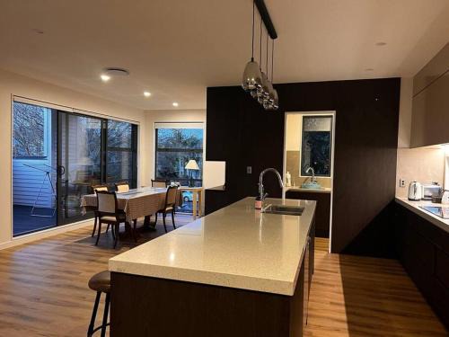 Brand New & Central - 3 Bedrooms with 3 En suites