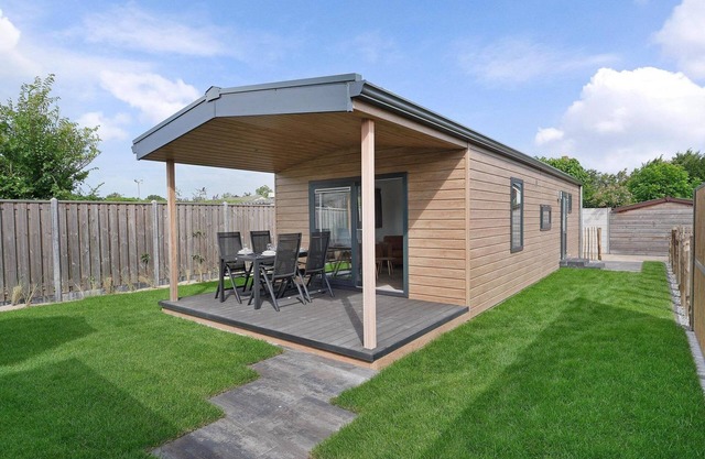 Brand new chalet with veranda, lots of comfort and spacious garden.