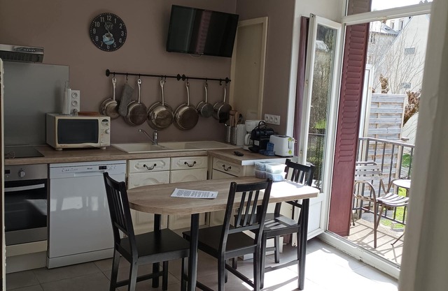 BRAND-NEW FURNISHED APARTMENT A STONE'S THROW FROM THE TOWN CENTER AND THERMAL BATHS