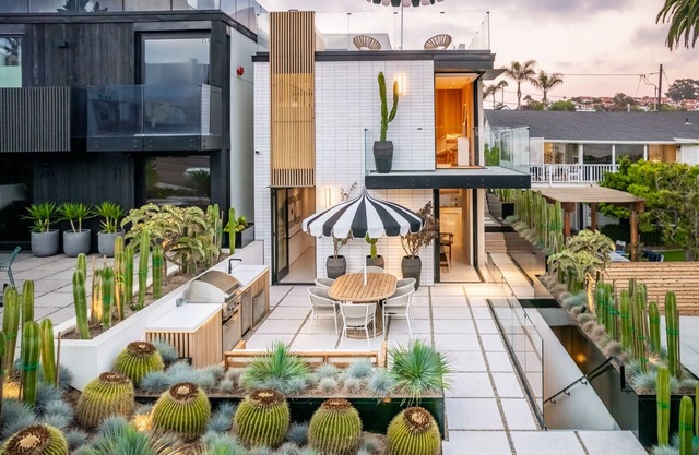 BRAND NEW LUXURY BEACHFRONT HOME @ MOONLIGHT BEACH
