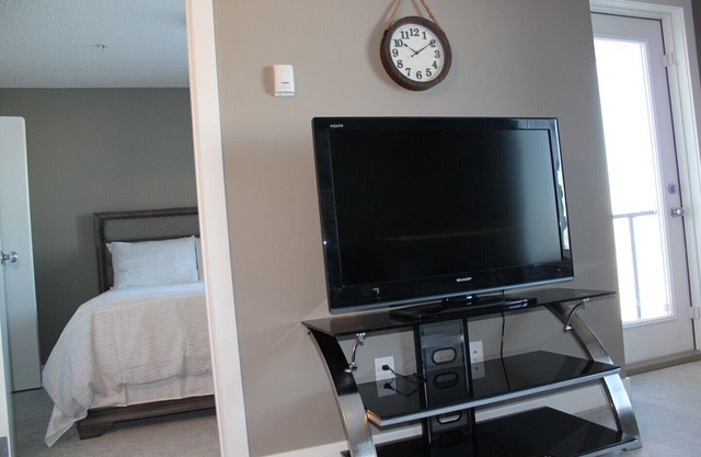 Brand new luxury condo 5 min to Airport and CrossIron Mall
