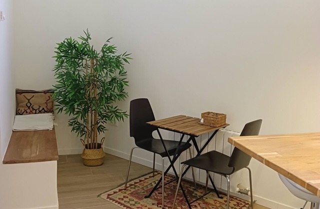 Brand new modern design 2Bed2Bath close to central train station