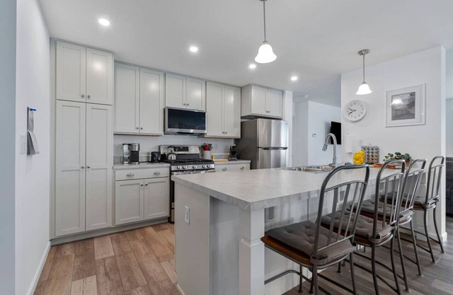 Brand New Modern 3bd 2bth 5 homes from beach!