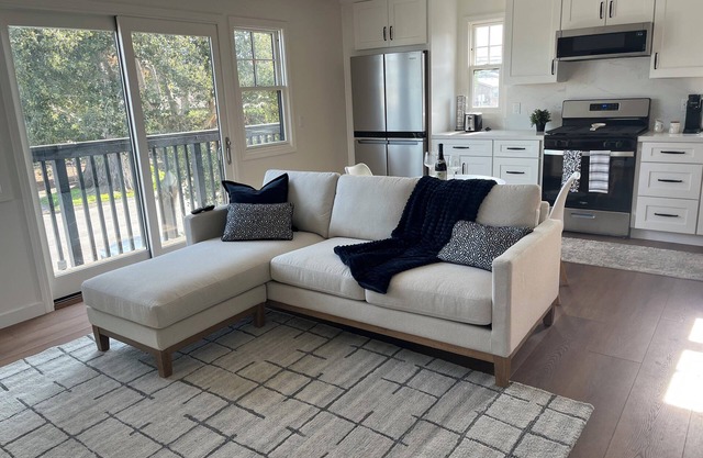 Brand New Peaceful 2-bedroom Apartment Near Beach/Shopping