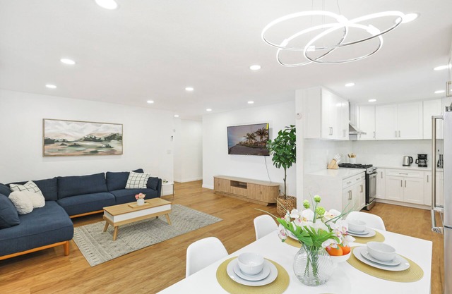 Brand New Remodeled 4 Bedroom House by Disneyland