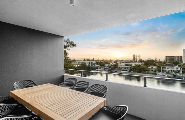 Brand New Riverview 2BR apartment with Parking,Pool,Netflix in Central Surfers Paradise