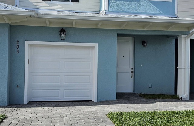 BRAND NEW Townhouse close to Barefoot & Bonita Beach shopping and restaurants!