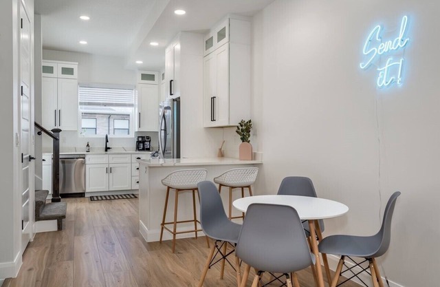 Brand New Townhome in the heart of Eden! Free Wifi, Free Parking