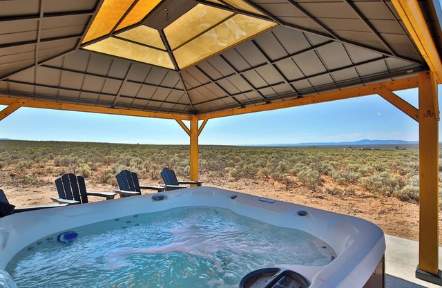 Brand New Whole 2 Unit 3 Bedroom Gorge/Mountain Getaway with Hot Tub