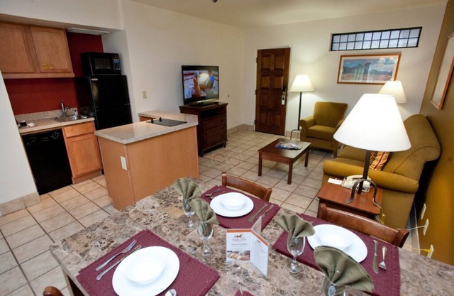 Breath-taking views of the red rocks, & it is located near popular attractions.