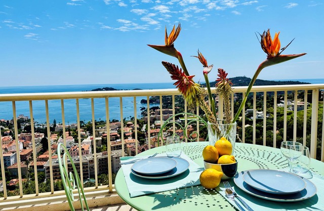 Breathtaking sea view, studio with balcony and parking in magnificent estate