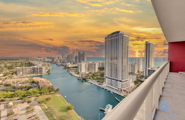 Breathtaking 31st Fl, Amazing Pool, Penthouse View