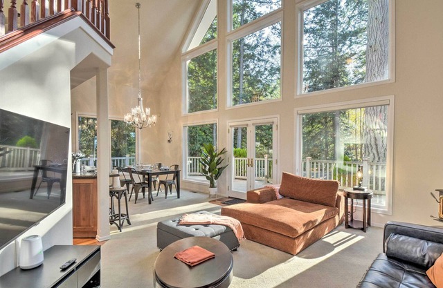 Breathtaking Hansville Cabin w/ Fire Pit!