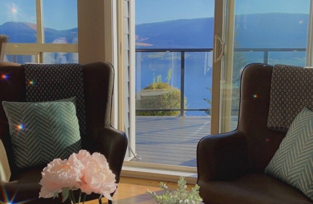 BREATHTAKING LAKE AND MOUNTAIN VIEWS! COME STAY!