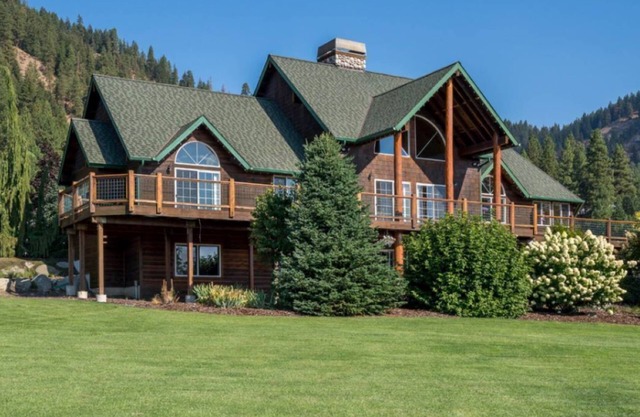 Breathtaking mountain retreat minutes away from historic downtown.
