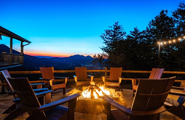 Breathtaking Mountain Views, Propane Fire Pit, Minutes to Nat’l Park.