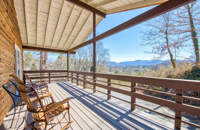Breathtaking mountain home with amazing views, firepit, & central AC - 2 dogs OK