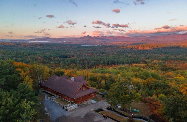 Breathtaking Mountain Getaway - Skiing & Hot Tub
