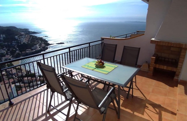 Breathtaking sea views in Roses, Canyelles AV-37