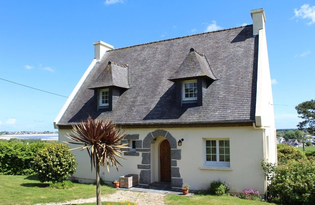 Breathtaking sea view with large garden