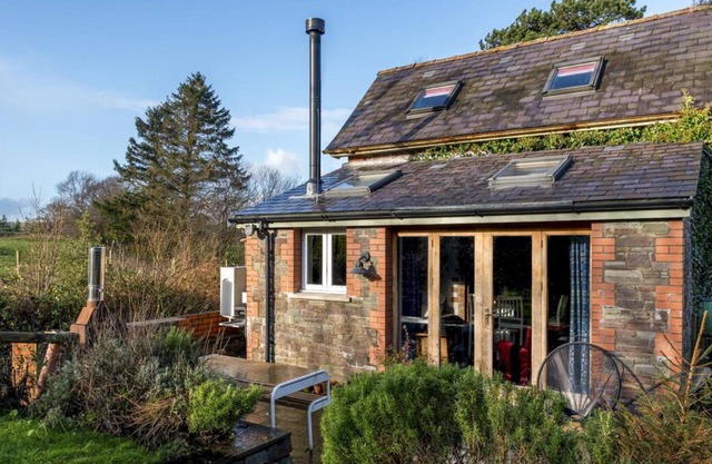 Brecon Cottage - Two Bedroom Villa, Sleeps 4