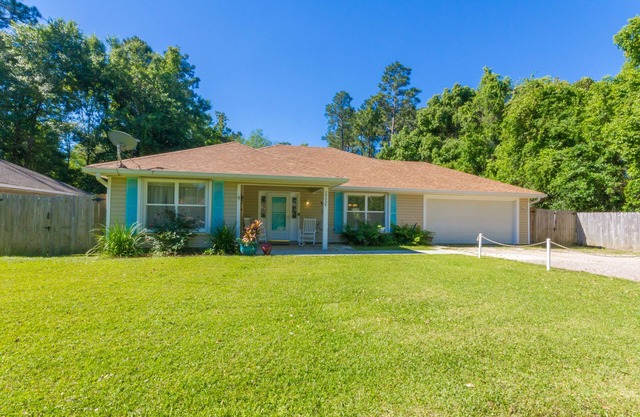 Breeze Blu Inn Fenced yard, Pups Welcome, Beautiful ,Peaceful, Perfect location.