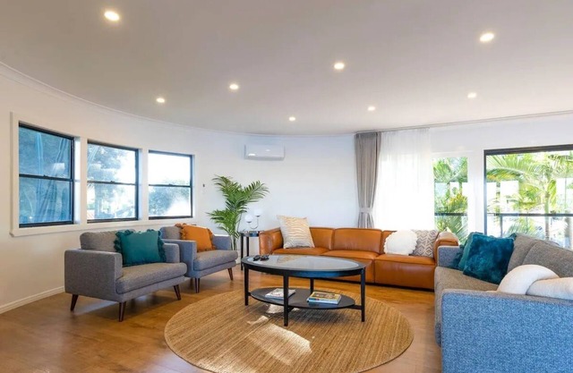 "Breeze on Sunset" 7 Bedroom Waterfront Haven in Surfers Paradise