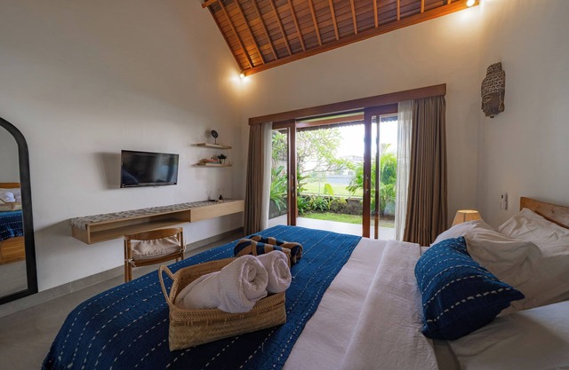 Breezy and quiet 2BR villa with private pool and rice fields view near Canggu