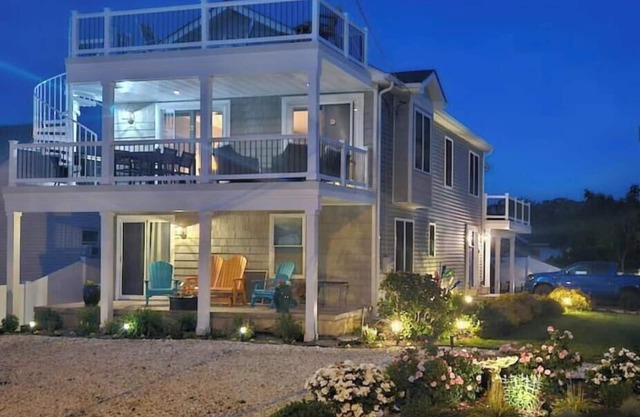 Breezy Corner Getaway 4 Bedroom home with spectacular sunset views.