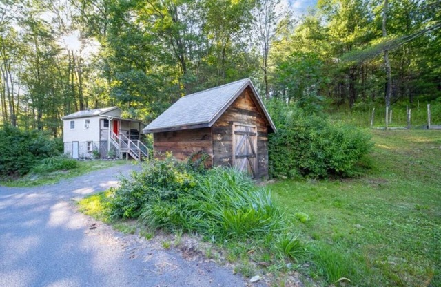 Breezy Hill Eccentric Studio Cottage