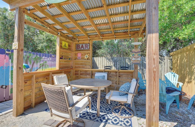 Breezy PCB Vacation Rental w/Lanai, Walk to Ocean