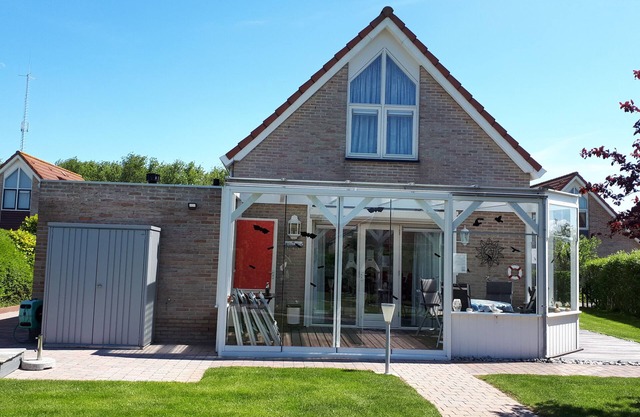 BRESKENS vacation home, 3 bedrooms, conservatory, garage, no pets, August 1