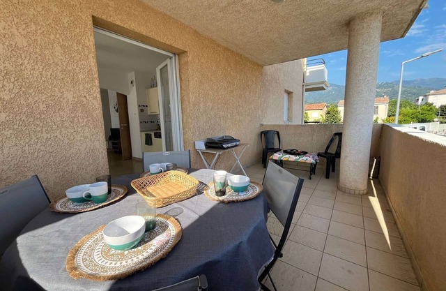 Bright 2-Bedroom Apt near Beach with Parking