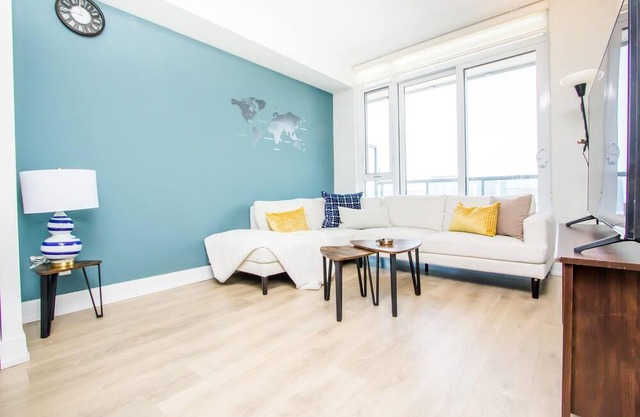 Bright 1 bedroom+den at the heart of downtown Richmond Hill