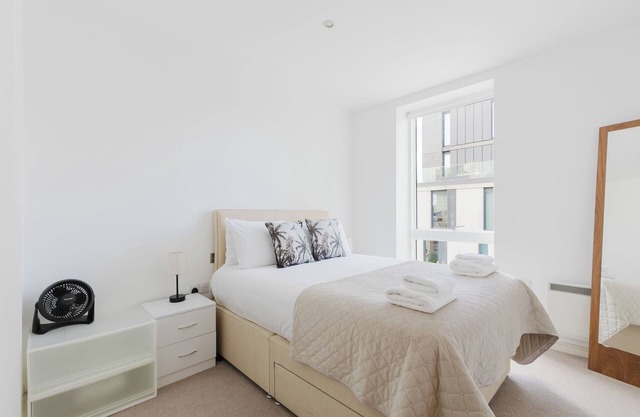 Bright 1BD Flat w Balcony by Old Street Station