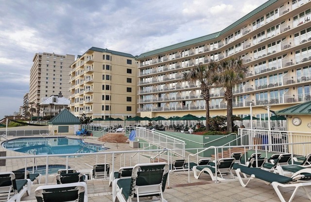 Bright 1BR w/Ocean Views, Private Balcony, Resort Amenities & Full Kitchen