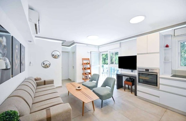 Bright 2BR Apartment with Balcony in Dizengoff by HolyGuest