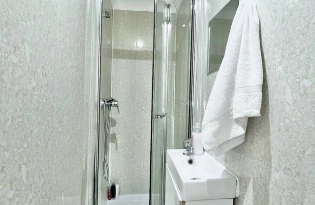 Bright 3-Bedroom Flat in King's Cross – Conveniently Located Near Major.