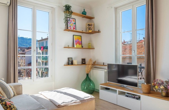 Bright 3-room apartment with balcony in the heart of the city
