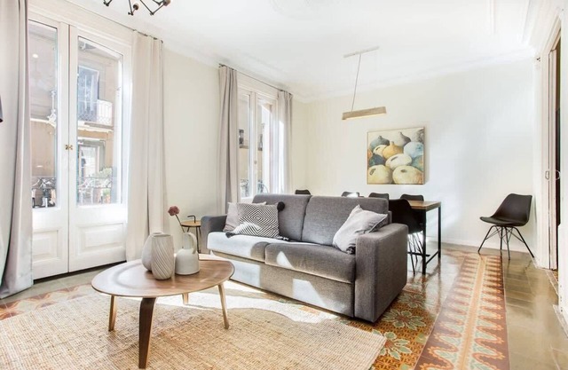 Bright 4 bedroom apartment w/balcony, Las Ramblas