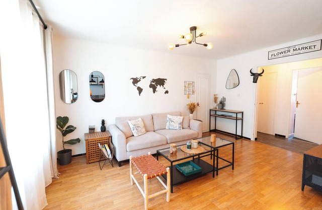 Bright 4-person apartment close to town center