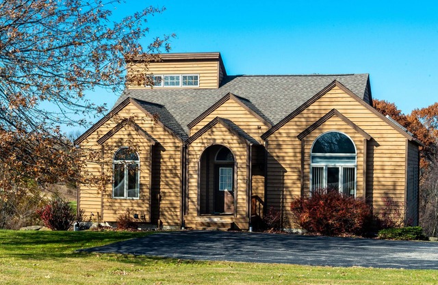 BRIGHT 4BR/4BA W/2 MASTER SUITES, SCREENED PORCH, DECK, FIRE PIT AND 6 TVs!