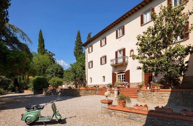 Bright 6-persons apartment in period villa, located on the outskirts of Arezzo. Infinity pool with w
