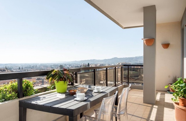 Bright 80 sqm apartment that can accommodate up to 6 people, located near the Ponte San Giovanni station. It consists of a living room with kitchen and dining area, a bathroom and two bedrooms. The flat is located on the ninth floor and has a large terra