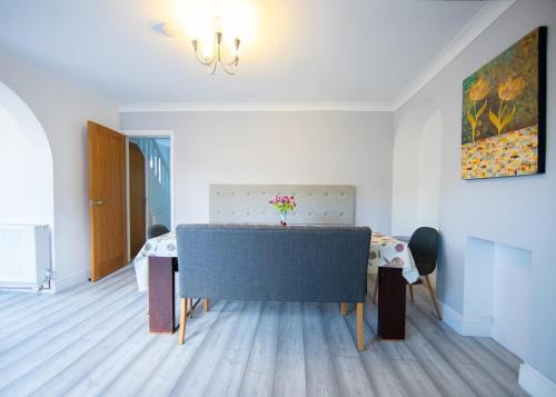 Bright & Airy 4x Bed House with Parking