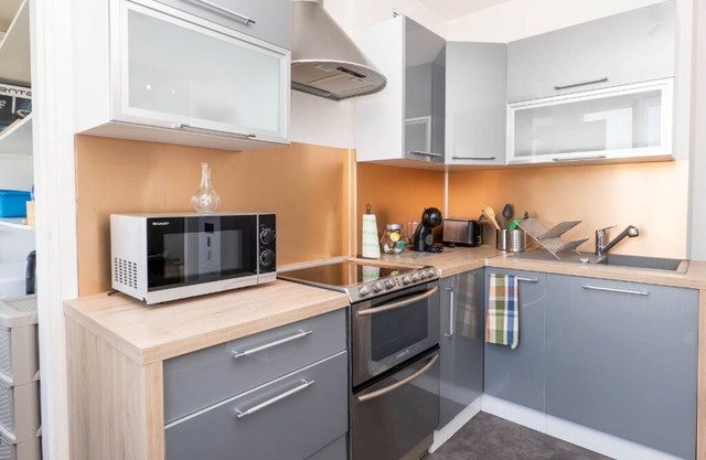 Bright and spacious apartment 2 min from station, 20 min from Paris, fast wifi